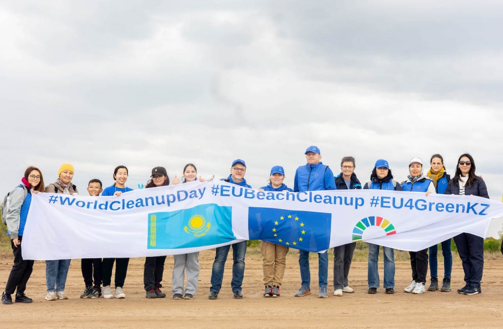 ЕС, ООН и Казахстан объединились в экологической акции #EUBeachCleanup