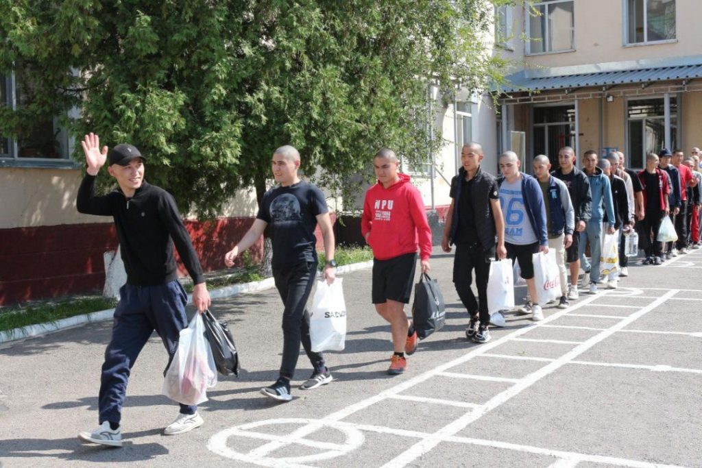 Первые призывники из Астаны и Алматы отправились на границу