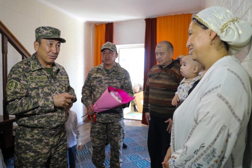 Семья и армия: Заместитель министра обороны поздравил многодетных родителей
