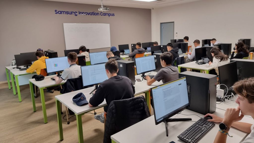 Быть в потоке: Samsung объявляет новый набор в школу программистов