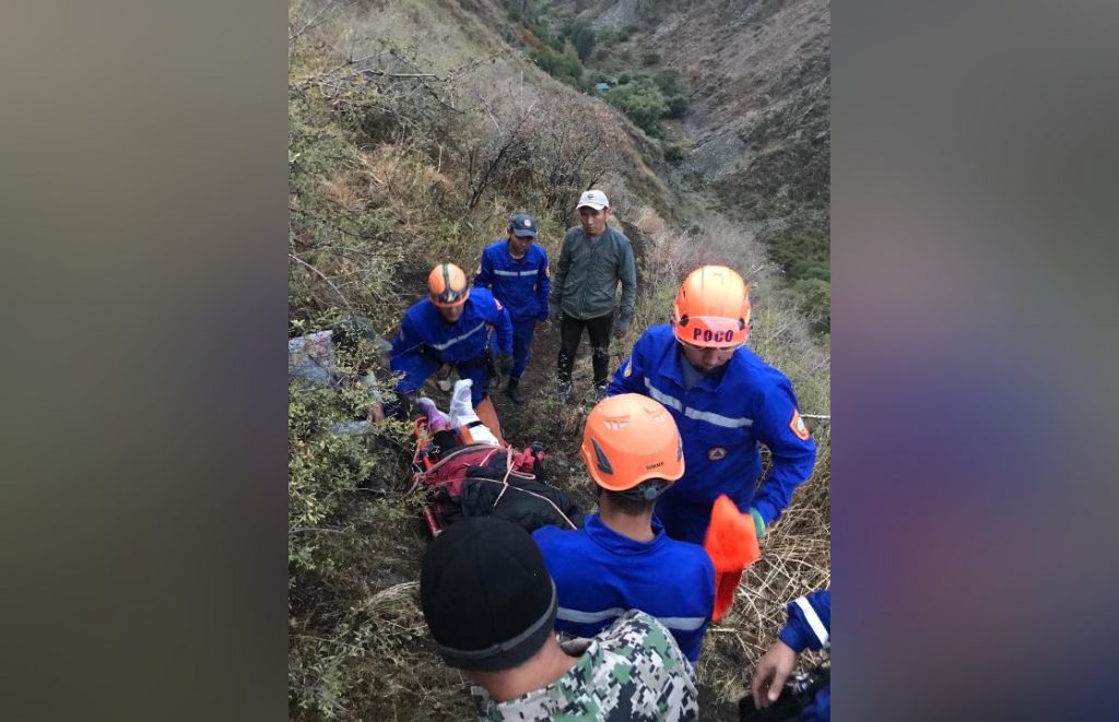 Спасатели пришли на помощь женщине с переломом ноги в горном ущелье