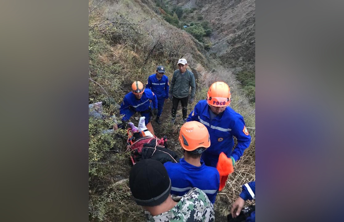 Спасатели пришли на помощь женщине с переломом ноги в горном ущелье