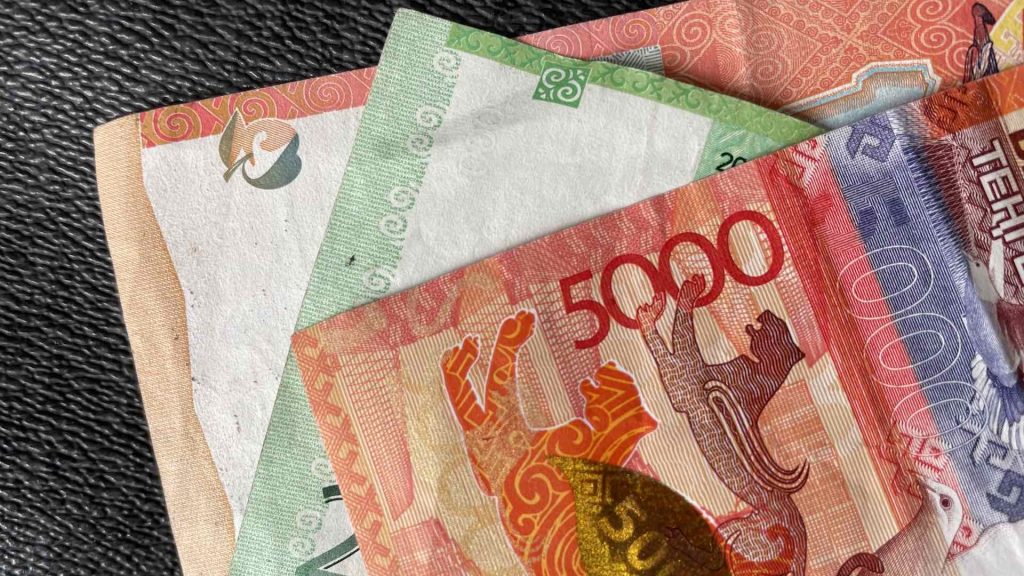 Тенге на новых пиках: Почему растет доллар и каковы прогнозы?