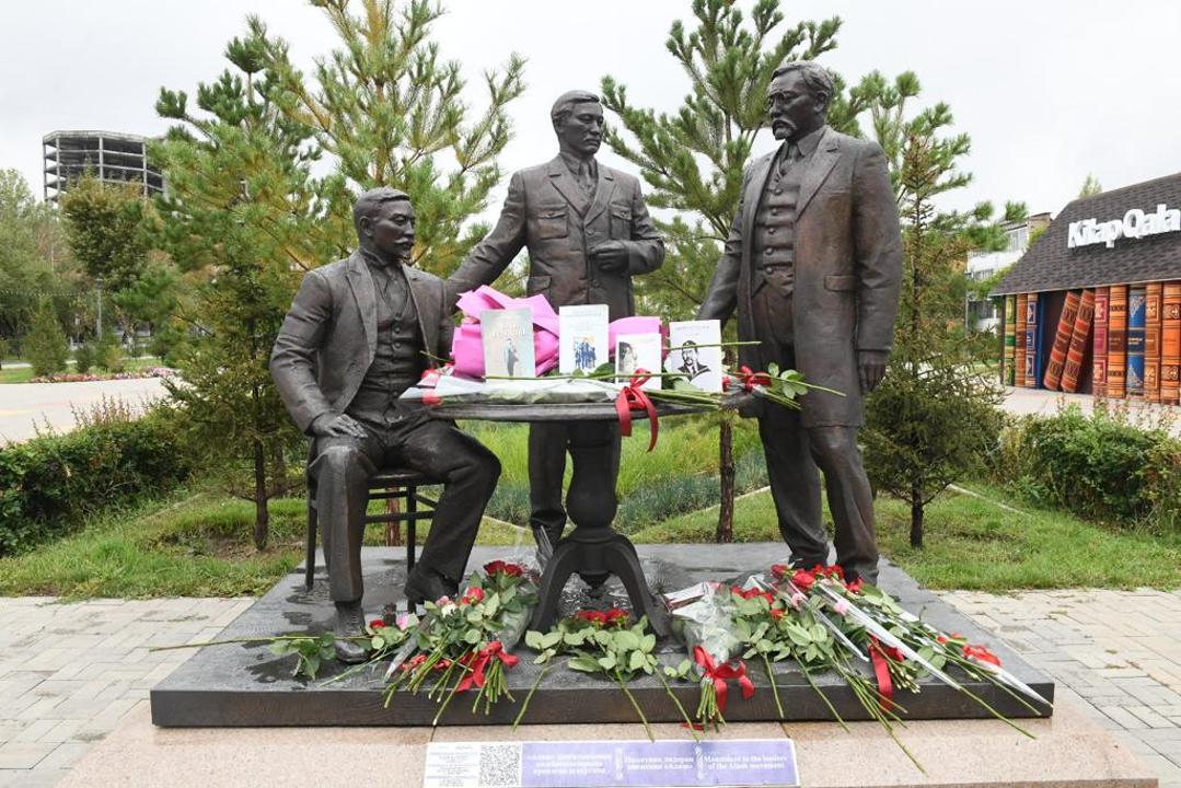 В Астане состоялась церемония возложения цветов к памятнику «Алаш қайраткерлері»