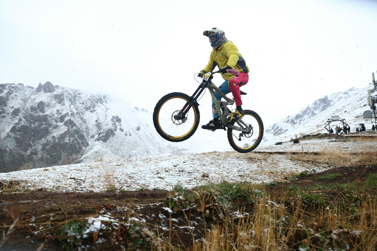 Первый день Almaty Mount Fest 2023: массовый поход и захватывающий downhill