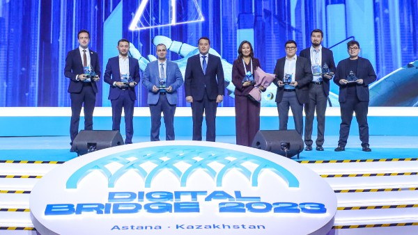 Алихан Смаилов вручил награды победителям Digital Bridge Awards