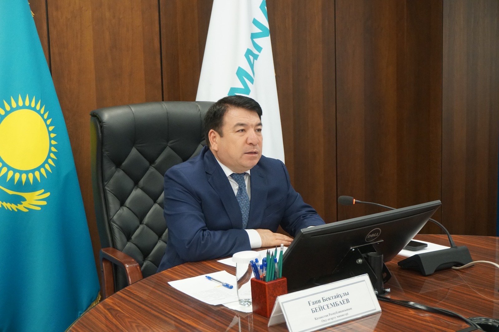 Министр просвещения Гани Бейсембаев провел прием граждан в общественной приемной «АMANAT»