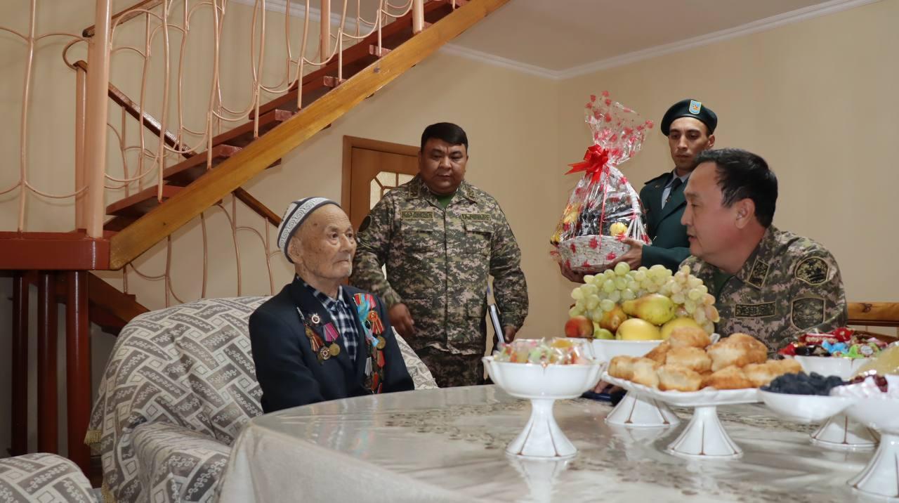 Благодарность за подвиг: военные поздравили 96-летнего ветерана