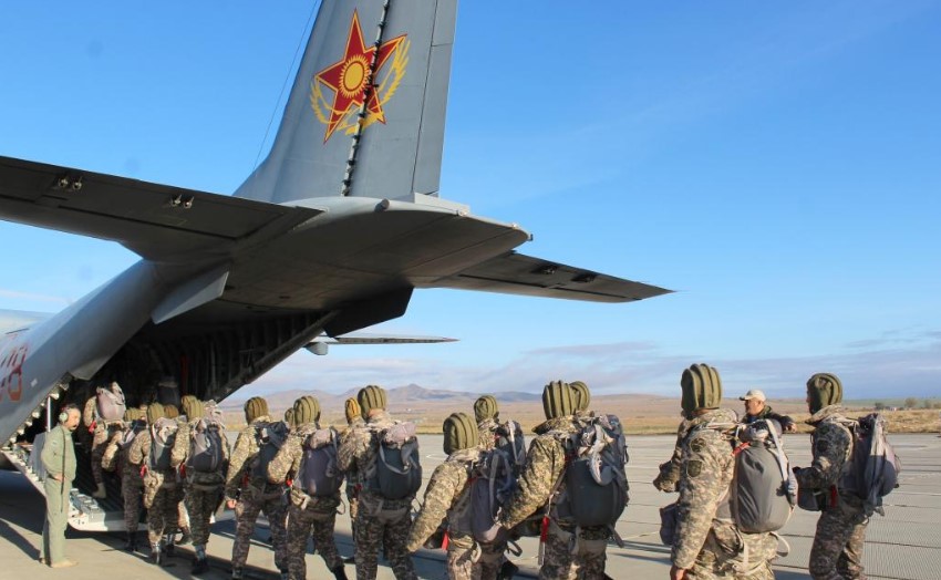 Боевая готовность: Десантники отрабатывают навыки прыжков