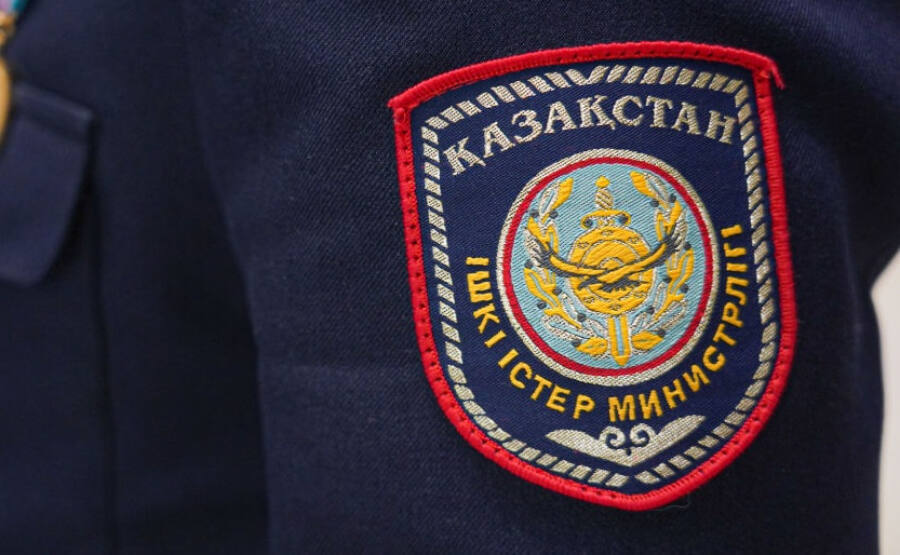 Гашиш в чехле телефона иностранца обнаружили полицейские Туркестанской области