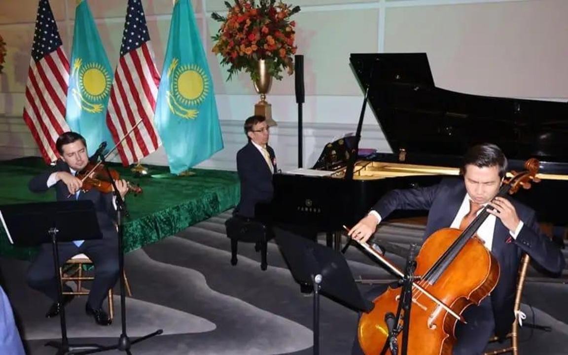 Гастроли Forte Trio: Солисты  «Қазақконцерт» имени Розы Баглановой выступили в  Вашингтоне