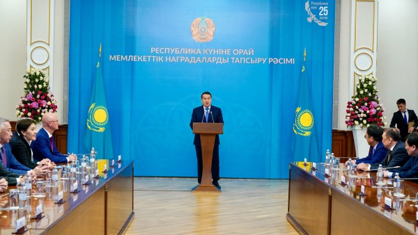 Алихан Смаилов вручил госнаграды ко Дню Республики