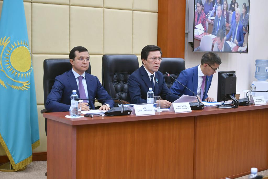 Казахстан готов передать часть госфункций автоперевозчикам