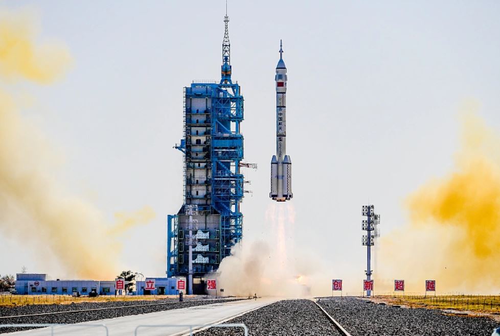 Китай запустил пилотируемый космический корабль «Шэньчжоу-17»
