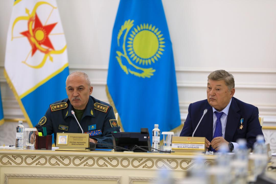 Министр обороны обсудил важные вопросы с ветеранами Вооруженных Сил