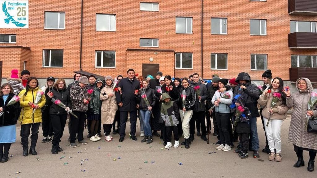 Новоселье в преддверии Дня Республики: В Шахтинске 60 семей  получили ключи от квартир
