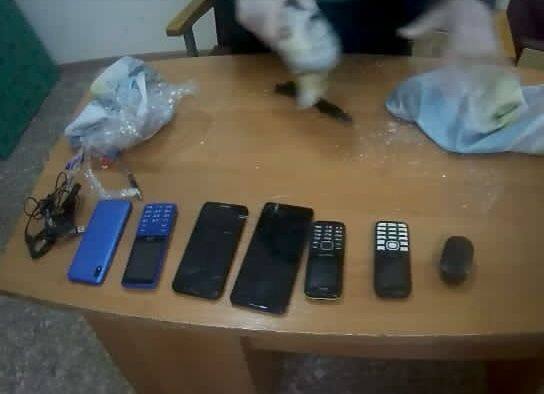 Партию телефонов пытались перебросить в колонию ВКО