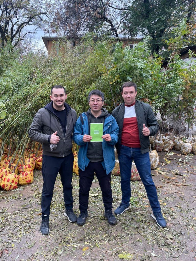 Зеленый Алматы: в рамках акции «Зеленый двор» горожане получили саженцы