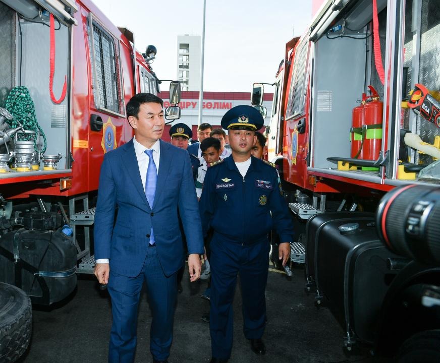 Подарок ко Дню спасателя: Туркестанская область получила 26 новых пожарных автомобилей