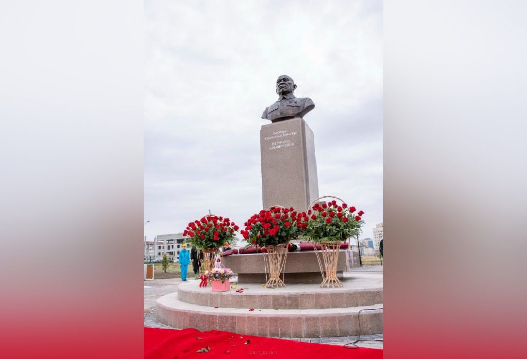 Талдыкорган открыл памятник легендарному соотечественнику