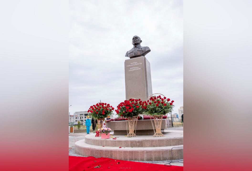 Талдыкорган открыл памятник легендарному соотечественнику