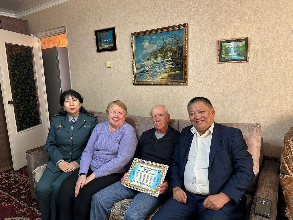 В Алматы гвардейцы поздравили пожилых людей