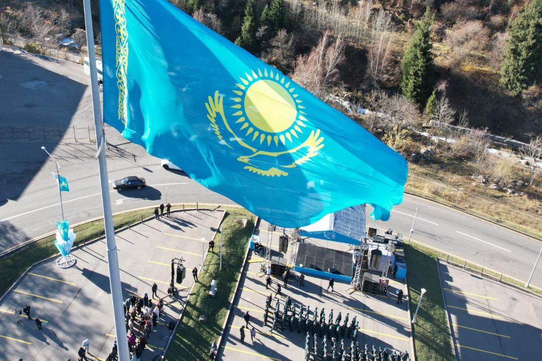 В Алматы прошла церемония поднятия государственного флага