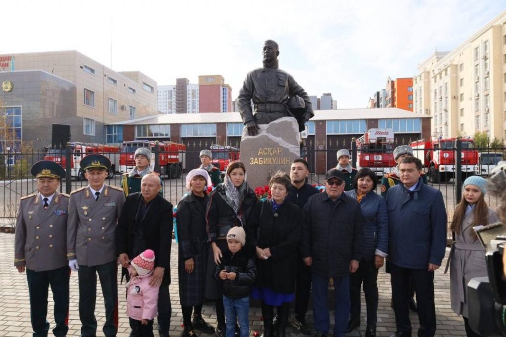 В Астане открыт памятник герою-пожарному