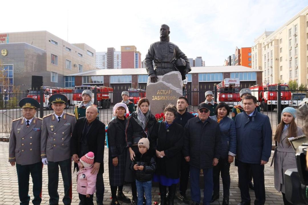 В Астане открыт памятник герою-пожарному