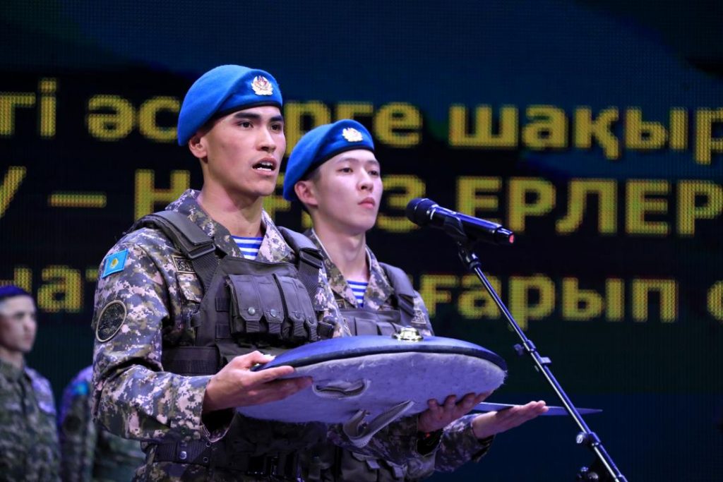 В Астане торжественно проводили призывников на воинскую службу
