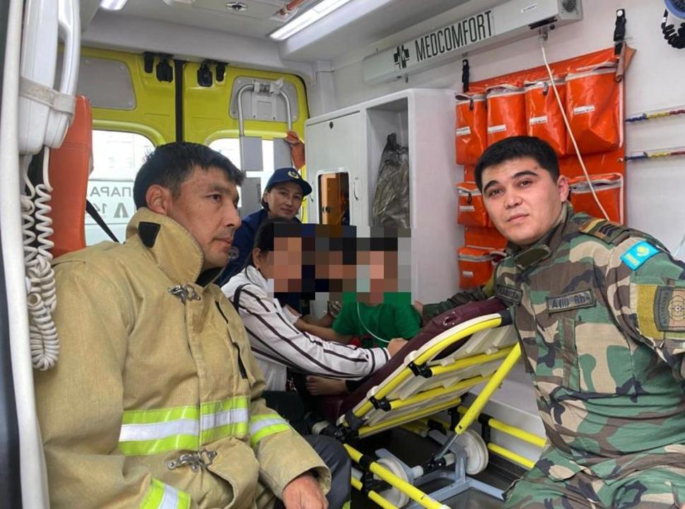 В Шымкенте пожарные спасли детей из горящей квартиры