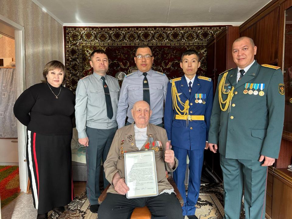 Ветерана войны поздравили с двойным праздником