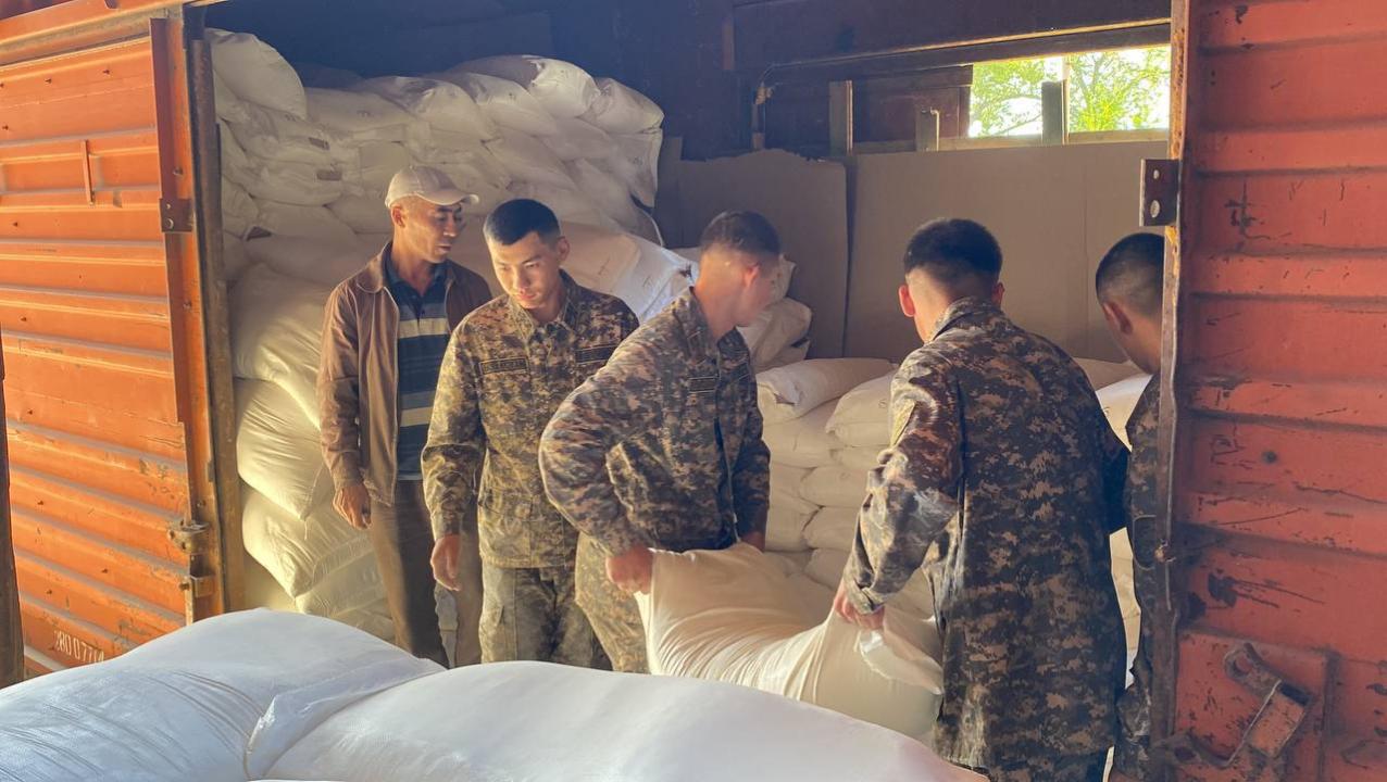 Военнослужащие МЧС РК обеспечили отправку гуманитарного груза в Афганистан