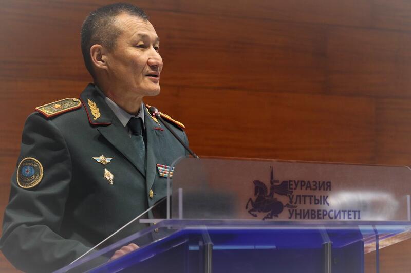 Министр по ЧС Сырым Шарипханов встретился со студентами