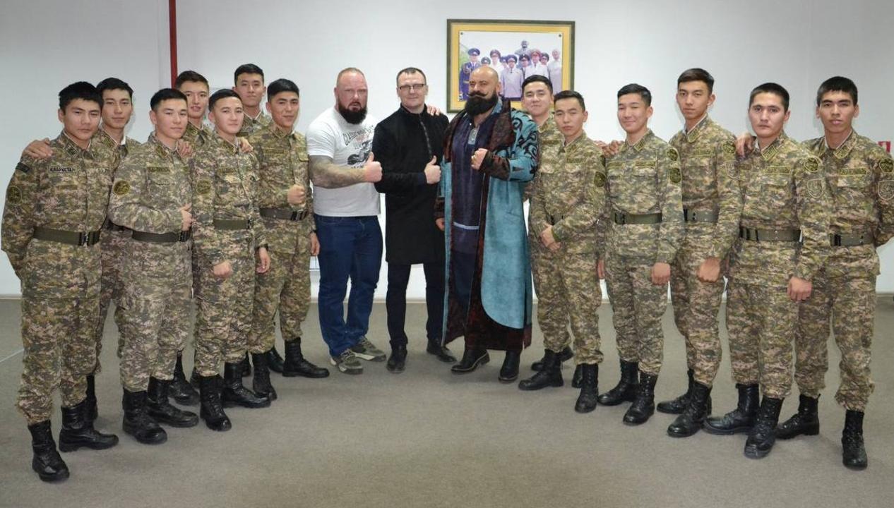 Сила, духовное развитие и вдохновляющие истории: Казахстанский силач встретился с будущими военными летчиками