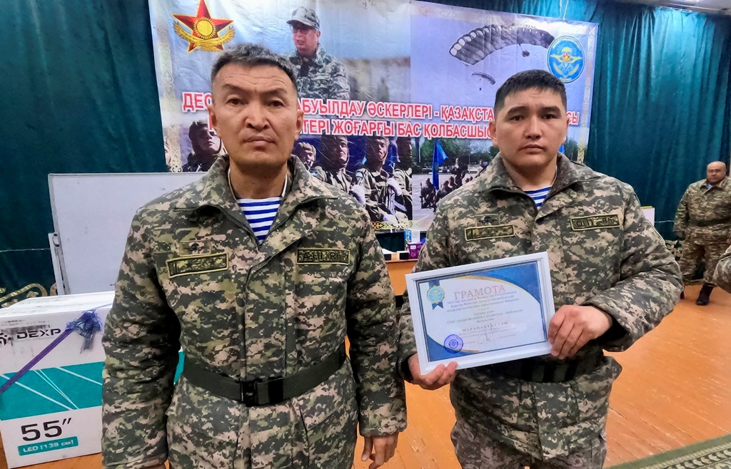 Десантников поблагодарили за добросовестную службу