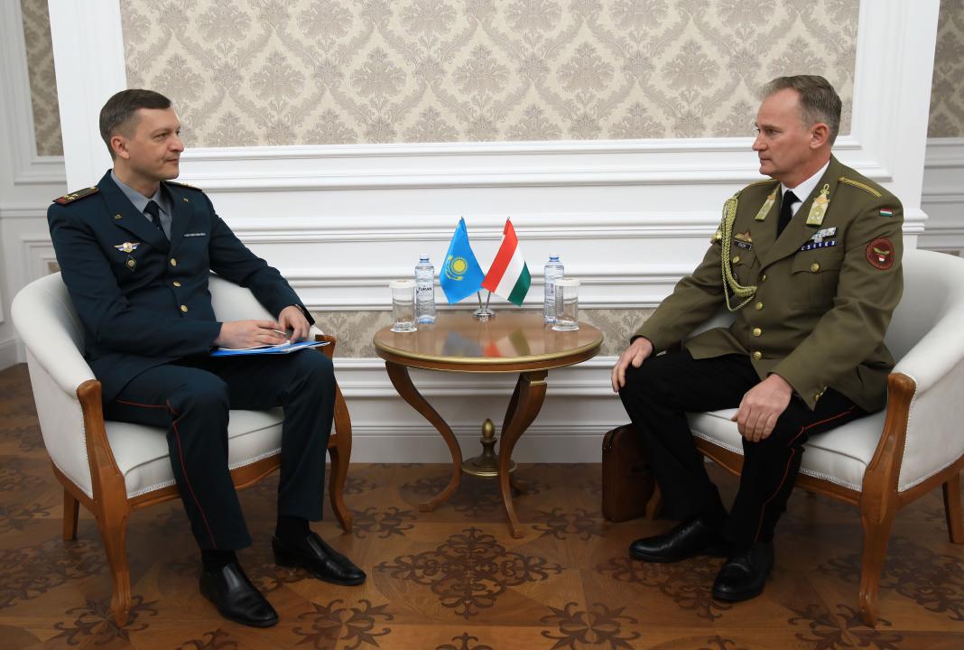 Казахстан и Венгрия обсудили перспективы военного сотрудничества