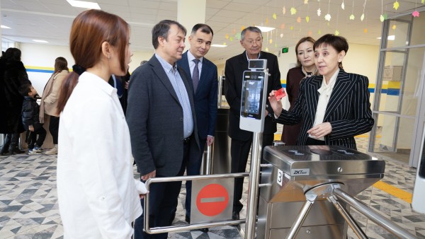 Возможности идентификационных карт для школьников продемонстрировали заместителю Премьер-Министра РК Т. Дуйсеновой