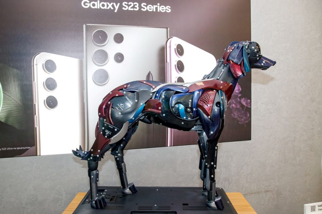 Уникальная экологическая скульптура «Тазы»: Как 40 старых Samsung устройств стали частью искусства