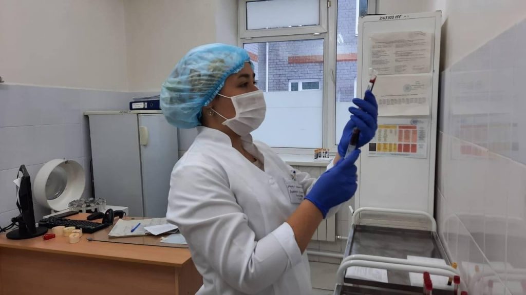 Как в Карагандинской области решают вопрос дефицита врачей