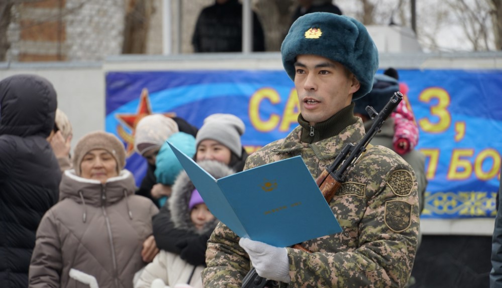 Молодые солдаты приняли военную присягу