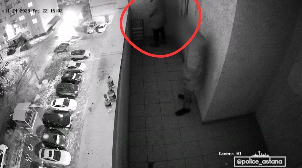 Мужчина справил нужду на открытом балконе подъезда в Астане