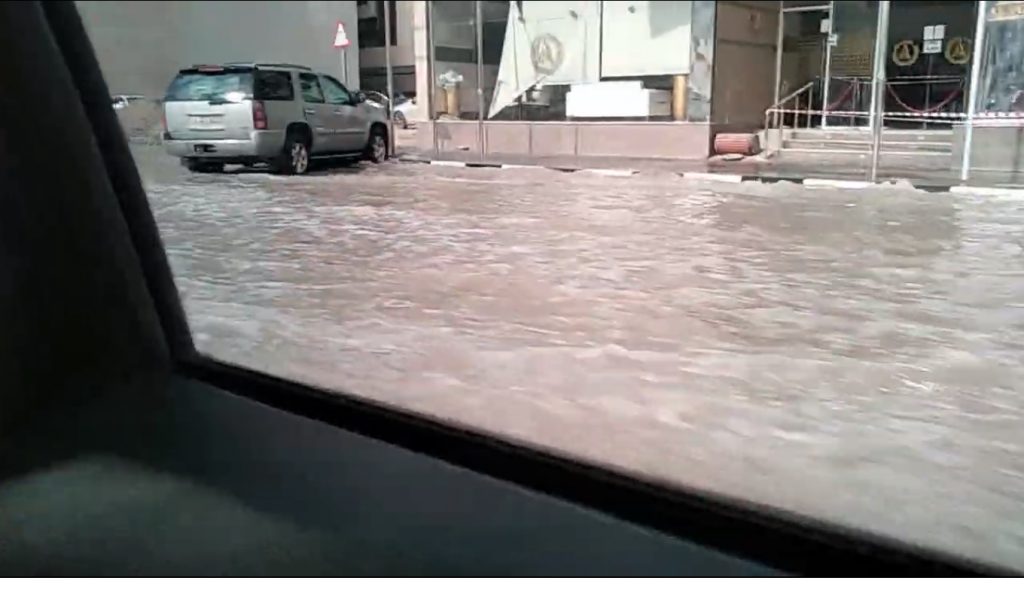 Экстремальные ливни превратили Дубай в водный мир: город под водой, сотни туристов заблокированы в аэропорту