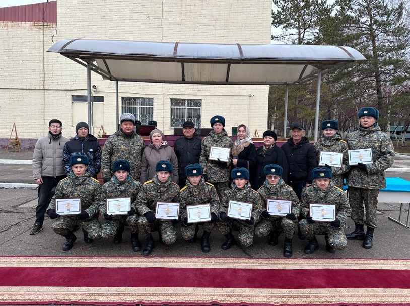 Солдаты-стипендиаты: Гранты на образование вручены военным Нацгвардии