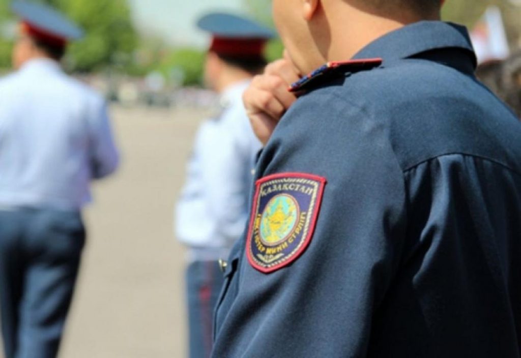 «Стоп, вандал»: В Астане наказали мужчину, разбившего стекло  остановки