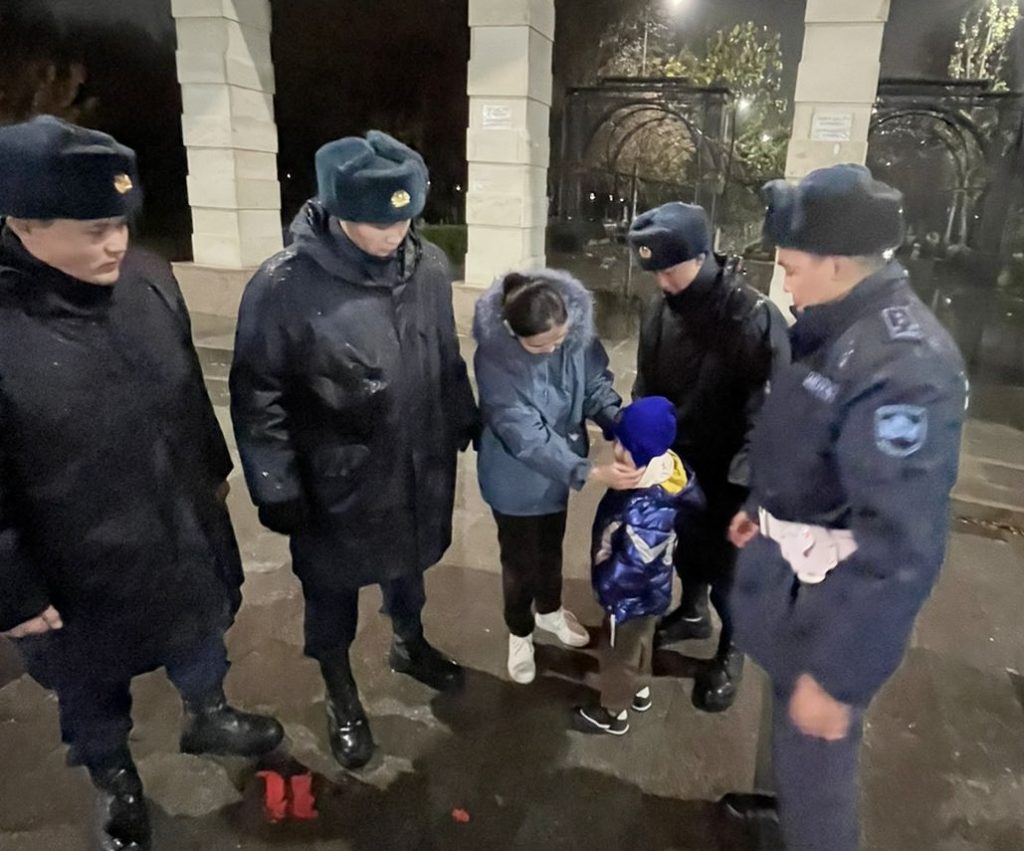 Воссоединение семьи: гвардейцы вернули потерявшегося ребенка