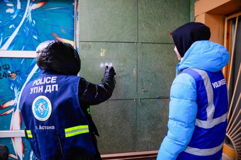 За чистые фасады и здоровую молодежь: В Астане волонтеры стерли надписи, рекламирующие наркотики