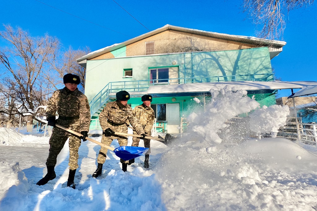 Войны-десантники проявляют заботу о пенсионерах в Конаеве