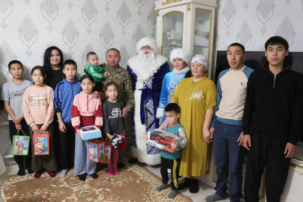 Командующий порадовал детей подарками в преддверии Нового года