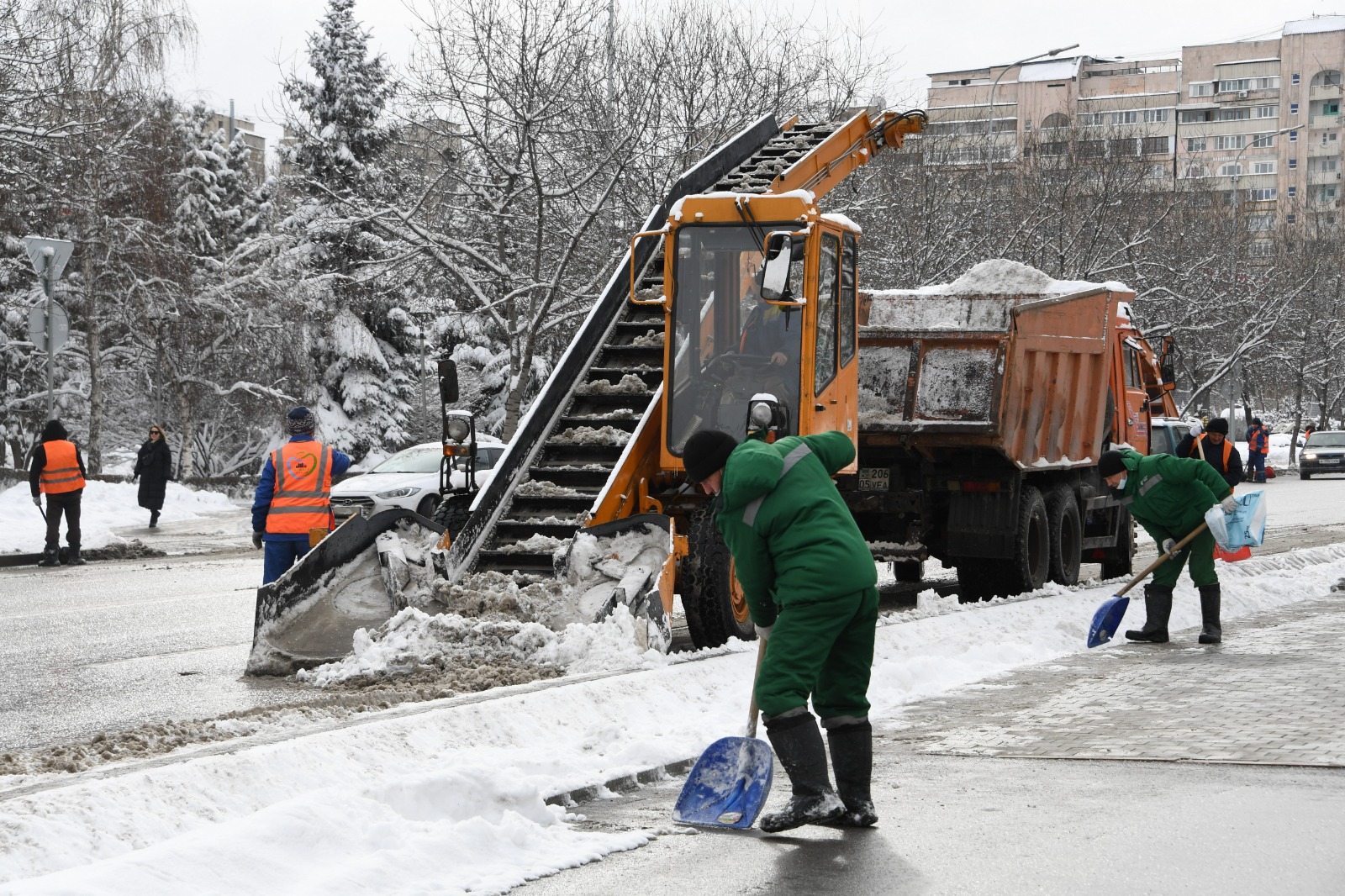 Алматыда қарды тазалау бойынша тәулік бойы кезекшілік ұйымдастырылды